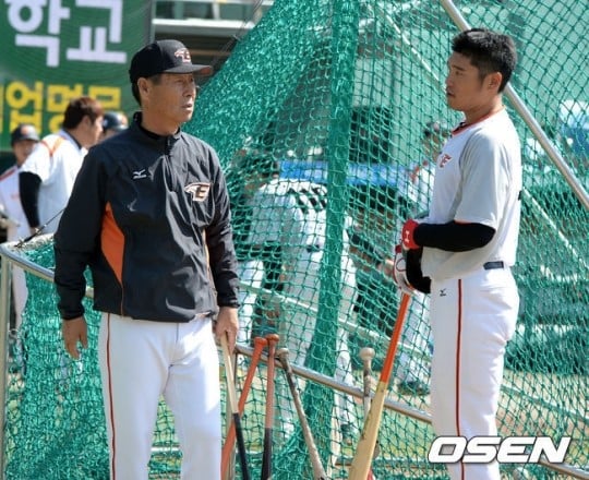 한화 김성근 감독(좌)과 최진행. /사진=OSEN<br /><br />
<br /><br />
