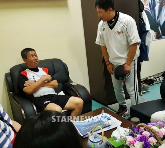 7일 경기를 앞두고 한화 감독실을 찾은 LG 양상문 감독(오른쪽). /사진=김우종 기자<br /><br />
<br /><br />
