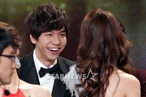 지난 2011년 12월 24일 오후 서울 여의도 KBS홀에서 열린 '2011 KBS 연예대상'에서 만나 반갑게 인사하는 이승기와 윤아(뒷모습) /사진=이기범 기자 