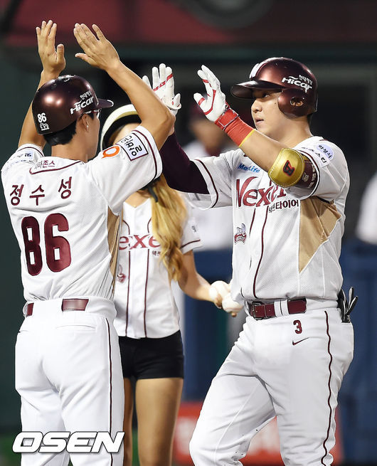 김민성(오른쪽)이 1회 3점 홈런을 친 뒤 정수성 코치와 하이파이브를 하고 있다. /사진=OSEN