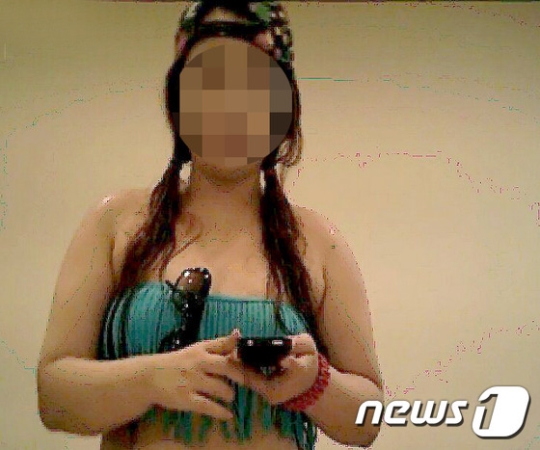 \'워터파크 몰카\' 동영상을 촬영한 20대 여성(사진)이 경찰에 붙잡혔다. /사진=온라인커뮤니티 캡처