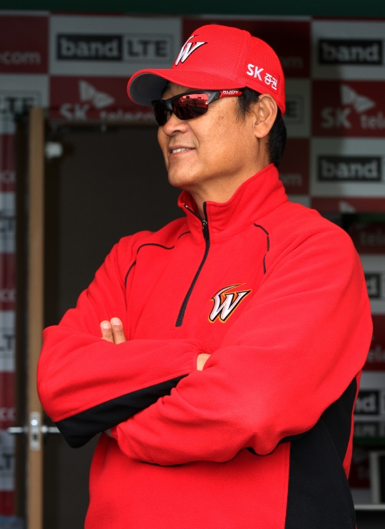 SK 김용희 감독. /사진=SK 와이번스<br /><br />
<br /><br />
