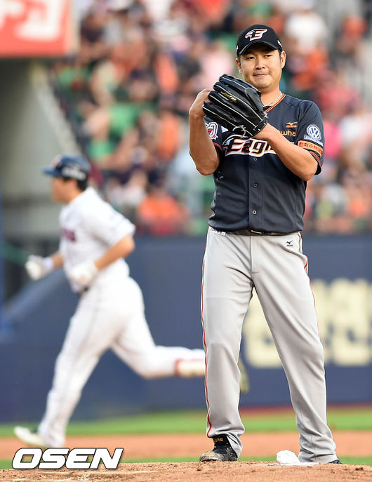 한화 송은범(오른쪽). /사진=OSEN<br /><br />
<br /><br />
