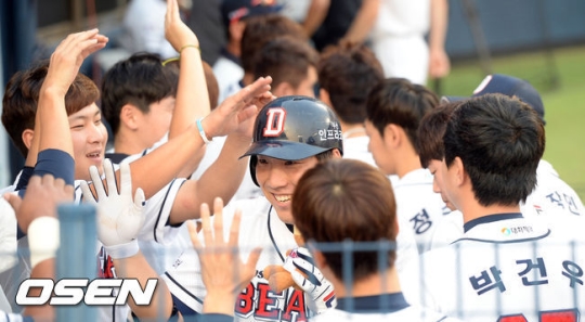 김현수가 2회말 동점 솔로포를 친 뒤 동료들로부터 축하 인사를 받고 있다. /사진=OSEN<br /><br />
<br /><br />
