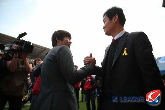 서정원 감독(왼쪽)과 최용수 감독(오른쪽). /사진=한국프로축구연맹 제공