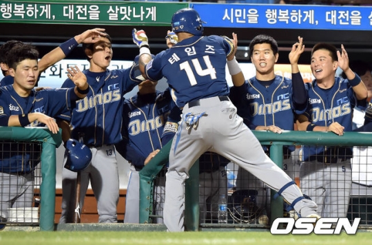 테임즈가 3회 솔로홈런을 친 뒤 동료들과 함께 기쁨을 나누고 있다. /사진=OSEN<br /><br />
<br /><br />
