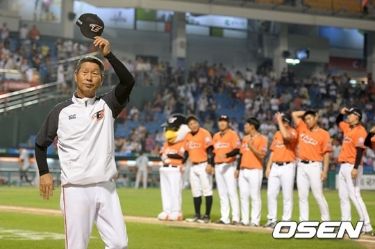 한화 김성근 감독(좌)과 선수단. /사진=OSEN<br /><br />
<br /><br />
