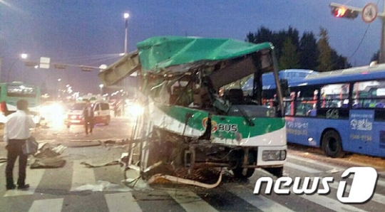 23일 서울 공항동에서 충돌 사고로 외관이 크게 훼손된 버스. /사진=뉴스1