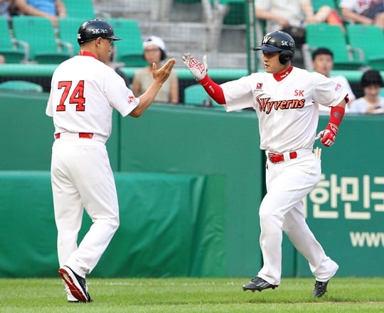 선제 3점포를 포함해 3안타 경기를 만들어낸 김성현. /사진=SK 와이번스 제공<br /><br />
<br /><br />
<br /><br />
