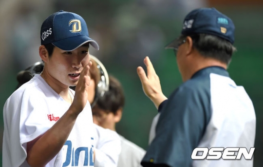 3시즌 연속 10승을 따낸 NC 이재학(왼쪽). /사진=OSEN<br /><br />
<br /><br />

