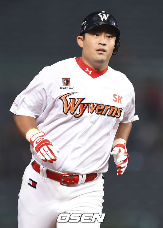 시즌 13호 홈런을 터뜨린 정의윤. /사진=OSEN<br /><br />
<br /><br />
<br /><br />
