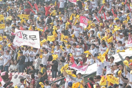 LG 팬들. /사진=LG트윈스 제공<br /><br />
<br /><br />
