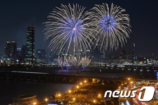 2015 서울불꽃축제가 3일 저녁 서울 여의도 한강공원 일대에서 펼쳐진다. /사진=뉴스1