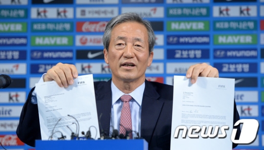 정몽준(64) 대한축구협회 명예회장이 지난 6일 오전 서울 신문로 축구회관 2층 다목적회의실에서 긴급 기자회견을 열고 FIFA에서 보낸 서한을 들어 보이고 있다. /사진=뉴스1