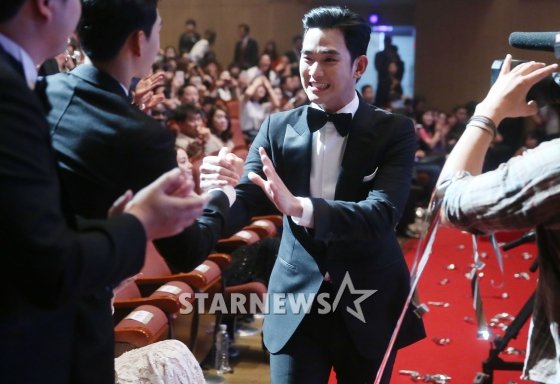 배우 김수현이 지난 9일 열린 2015 코리아드라마어워즈에서 대상 수상자로 호명된 뒤 동료 배우들의 축하를 받고 있다. /사진=홍봉진 기자