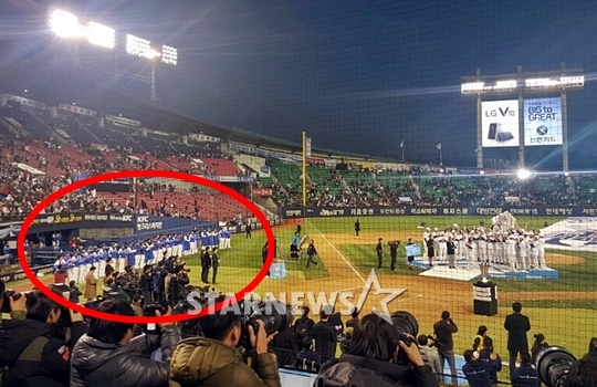 삼성 선수단이 두산의 우승 시상식을 끝까지 지켜보며 축하해주고 있다. /사진=김우종 기자