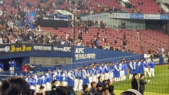 두산의 우승 시상식을 보고 있는 삼성 선수단. /사진=김우종 기자