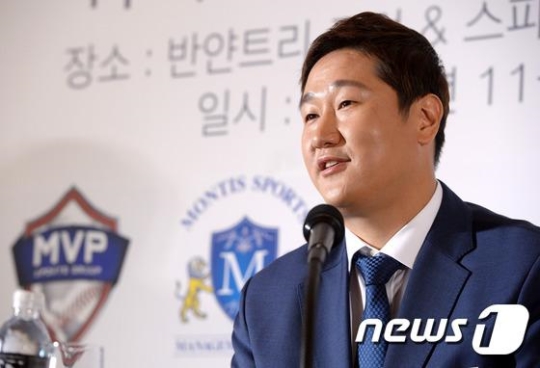 메이저리그 진출 도전을 선언한 이대호. /사진=뉴스1<br /><br />
<br /><br />
