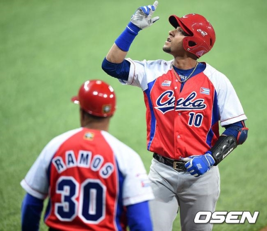 고척스카이돔 개장 첫 안타의 주인공이 된 율리에스키 구리엘. /사진=OSEN<br /><br />
<br /><br />
<br /><br />
