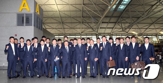 2015 WBSC 프리미어12에 출전하는 한국 야구대표팀 김인식 감독과 선수들이 6일 오전 인천국제공항을 통해 일본 삿포로로 출국하며 기념촬영을 하고 있다. /사진= 뉴스1