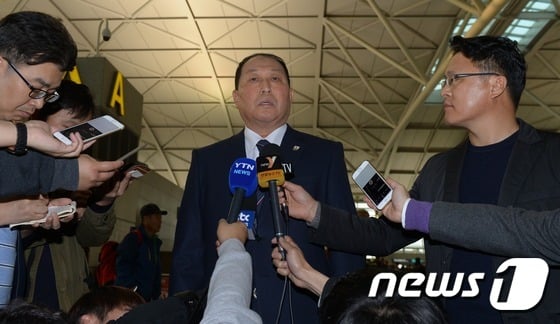 2015 WBSC 프리미어 12에 출전하는 한국 야구대표팀 김인식 감독이 6일 오전 일본 삿포로 출국에 앞서 인천국제공항 출국장에서 취재진과 인터뷰 하고 있다./사진= 뉴스1