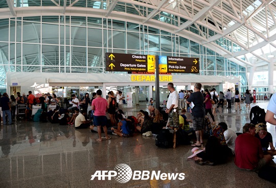 5일 화산활동에 따른 응우라이 공항 폐쇄로 승객들의 발이 묶였다./AFPBBNews=뉴스1<br /><br />
<br /><br />
