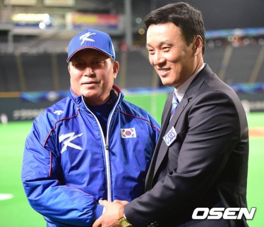 김인식 대표팀 감독과 이승엽(오른쪽). /사진=OSEN<br /><br />
<br /><br />
