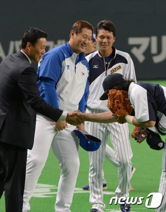 8일 오후 2015 WBSC 프리미어12 개막전 한국과 일본 야구 대표팀의 경기가 열릴 일본 홋카이도 삿포롬 돔에서 경기 해설위원을 맡은 이승엽과 대표팀 이대호가 일본 선수들과 인사를 나누고 있다. /사진=뉴스1<br /><br />
<br /><br />
