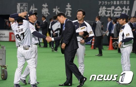 8일 오후 2015 WBSC 프리미어12 개막전 한국과 일본 야구 대표팀의 경기가 열릴 일본 훗카이도 삿포롬돔에서 경기 해설위원을 맡은 이승엽이 일본 대표팀 코치진과 인사를 나누고 있다. /사진=뉴스1