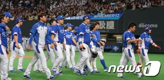 일본에 0-5 완패를 당한 한국 대표팀. /사진=뉴스1<br /><br />
<br /><br />
