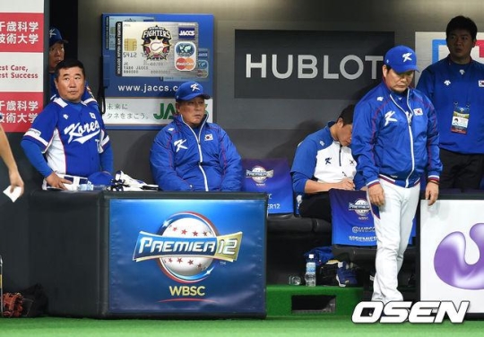 김인식 감독은 비롯한 코칭스태프. /사진=OSEN<br /><br />
<br /><br />
<br /><br />
