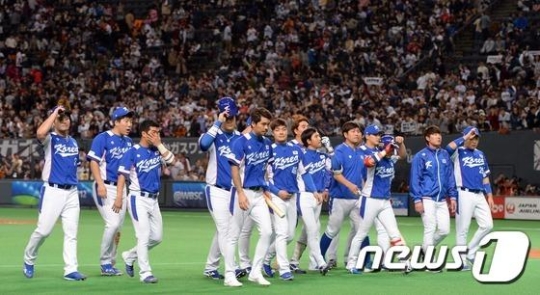 8일 오후 일본 홋카이도 삿포로돔에서 열린 2015 WBSC 프리미어12 개막전 한국과 일본의 경기서 0-5로 패한 한국 선수들이 굳은 표정으로 인사하고 있다. /사진=뉴스1<br /><br />
<br /><br />
