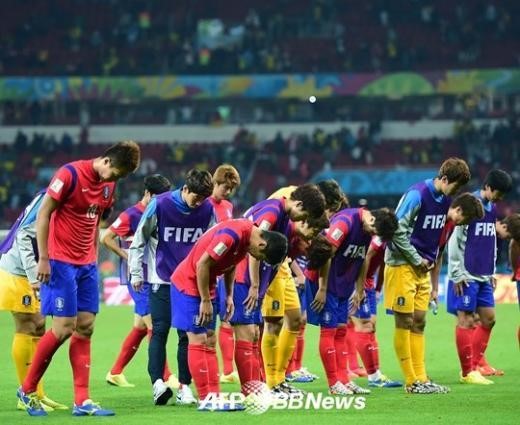 2014년 브라질 월드컵에서 한국 선수들이 브라질 교민들에게 인사를 건네고 있다. /AFPBBNews=뉴스1<br /><br />
<br /><br />
