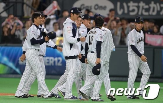  8일 오후 일본 홋카이도 삿포로돔에서 열린 2015 WBSC 프리미어12 개막전 한국과 일본의 경기가 0-5 일본의 승리로 끝났다. 경기 종료 후 이날 선발로 나서 활약을 펼친 일본 오타니가 마무리 마츠이와 대화를 나누고 있다. /사진=뉴스1<br /><br />
<br /><br />
