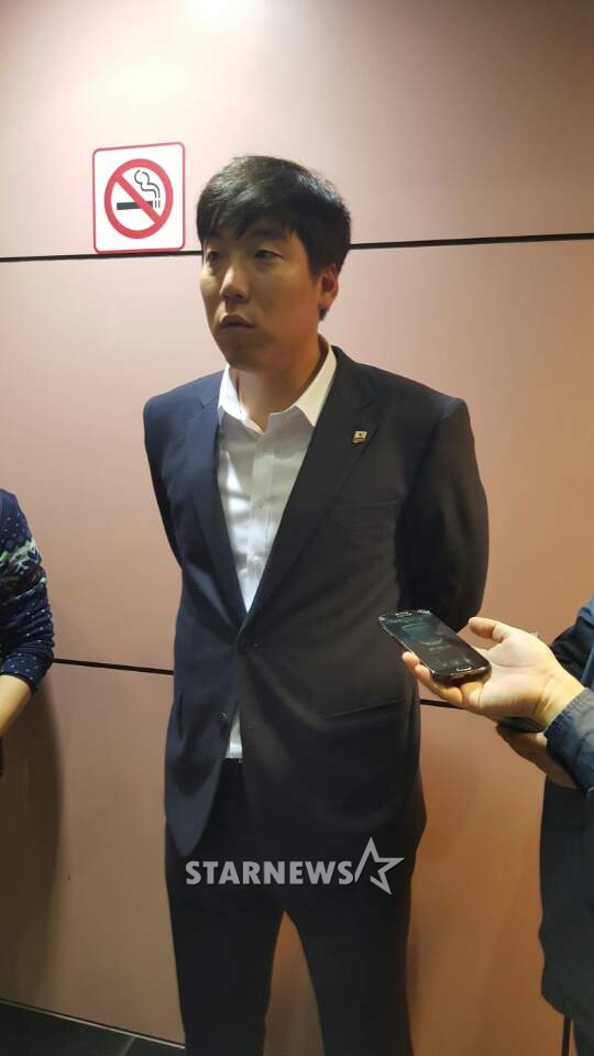 김현수가 9일 오후 대만에 도착한 뒤 취재진과의 인터뷰에 응하고 있다. /사진=김우종 기자<br /><br />
<br /><br />
<br /><br />
