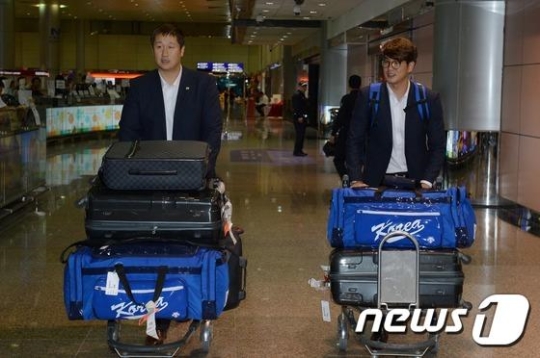2015 WBSC 프리미어12 대회에 참가한 한국 야구대표팀 이대호와 김광현이 9일 오후 대만 타오위안 국제공항을 통해 입국하고 있다. /사진=뉴스1<br /><br />
<br /><br />
