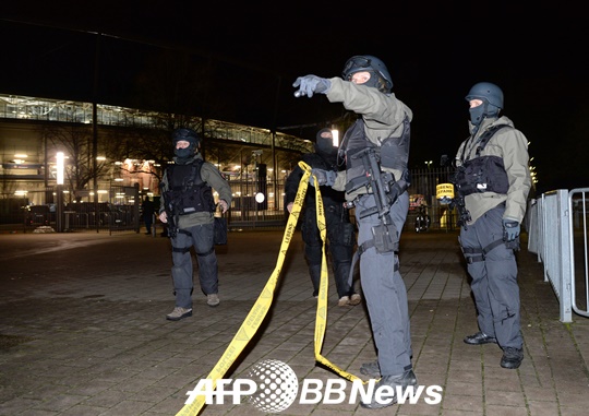 하노버 경기장 주변을 통제하는 독일 경찰. /AFPBBNews=뉴스1<br /><br />
<br /><br />
