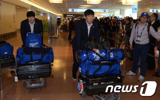2015 WBSC 프리미어12 한국 대표팀 김현수와 조상우가 18일 오전 일본 도쿄 하네다국제공항을 통해 입국하고 있다. /사진=뉴스1<br /><br />
<br /><br />
