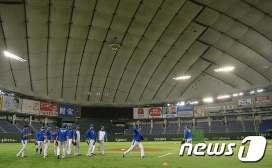 2015 WBSC 프리미어12 한국 대표팀 선수들이 일본과의 4강전을 하루 앞둔 18일 오후 일본 도쿄돔에서 훈련을 하고 있다. /사진=뉴스1<br /><br />
<br /><br />
