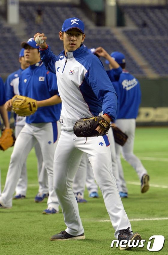 '2015 WBSC 프리미어12' 한국 대표팀 이대은이 일본과의 4강전 선발로 낙점됐다. 4강전을 하루 앞둔 18일 오후 일본 도쿄돔에서 이대은이 몸을 풀고 있다. /사진=뉴스1<br /><br />
<br /><br />

