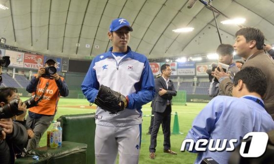 2015 WBSC 프리미어12 한국 대표팀 이대은이 일본과의 4강전을 하루 앞둔 18일 오후 일본 도쿄돔에서 훈련을 마친 뒤 취재진과 인터뷰 하고 있다. /사진=뉴스1