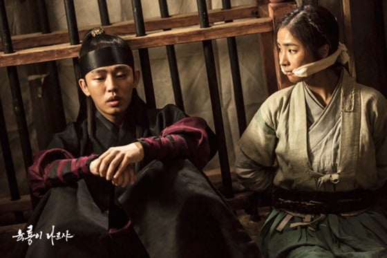 배우 유아인(사진 왼쪽)과 신세경/사진=SBS '육룡이 나르샤' 공식 홈페이지