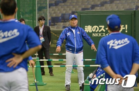 2015 세계야구소프트볼연맹(WBSC) 프리미어12 한국 야구대표팀 김인식 감독이 결승전을 하루 앞둔 20일 오후 일본 도쿄돔에서 훈련 시작 전 선수들과 이야기 하고 있다. /사진=뉴스1