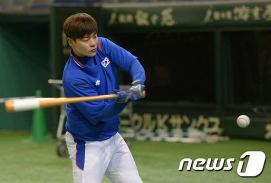 2015 세계야구소프트볼연맹(WBSC) 프리미어12 한국 대표팀 민병헌이 결승전을 하루 앞둔 20일 오후 일본 도쿄돔에서 훈련을 하고 있다. /사진=뉴스1<br /><br />
<br /><br />
