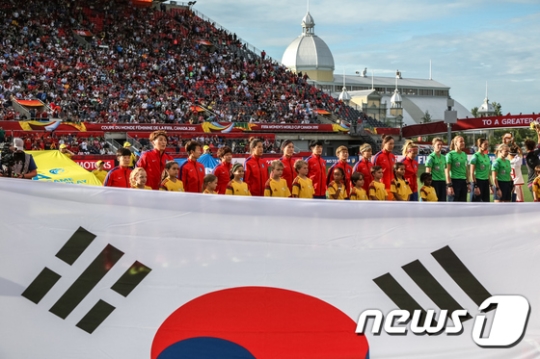 지난 6월 22일 캐나다 몬트리올의 올림픽 스타디움에서 열린 프랑스와의 \'2015 FIFA 캐나다 여자 월드컵\' 16강전을 앞둔 한국 여자 축구 대표팀 선수들의 모습. /사진=뉴스1