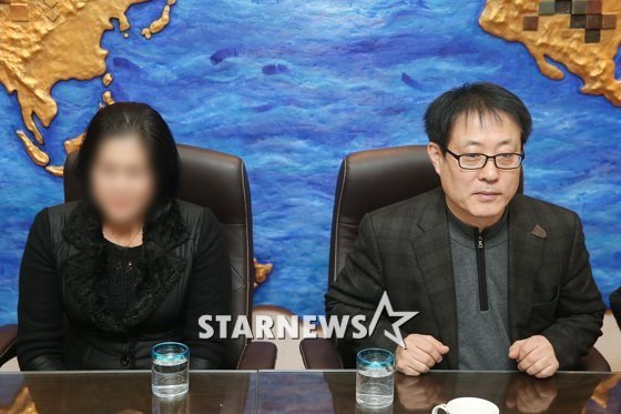 김현중의 부모가 21일 기자회견을 하고 있다. /사진=박찬하 인턴기자