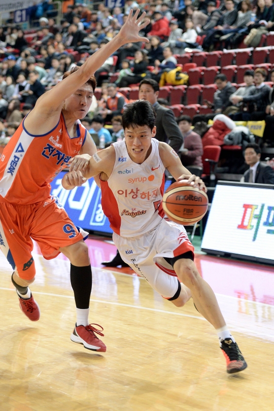김선형이 돌파를 시도하고 있다. /사진=KBL 제공<br /><br />
<br /><br />
