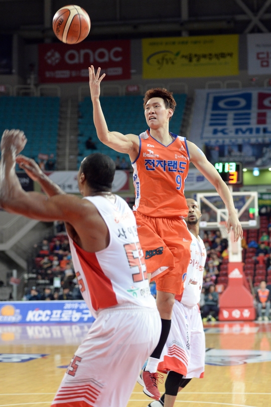 한희원이 슛을 시도하고 있다. /사진=KBL 제공<br /><br />
<br /><br />
