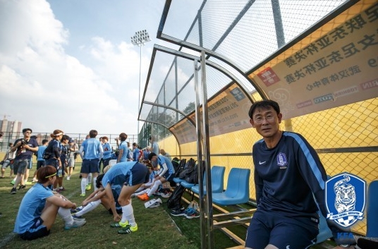 윤덕여 여자 축구 대표팀 감독(오른쪽). /사진=대한축구협회 제공<br /><br />
<br /><br />
