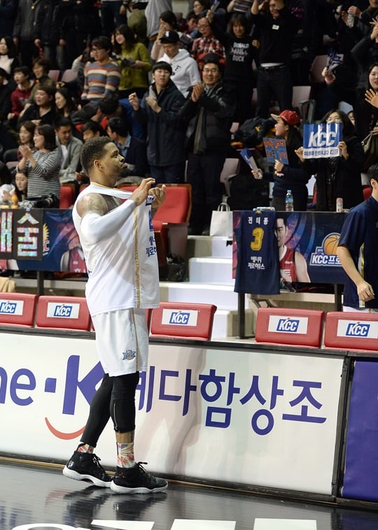 승리를 확정한 후 홈 팬들 앞에서 세리모니를 펼치는 안드레 에밋. /사진=KBL 제공<br /><br />
<br /><br />
